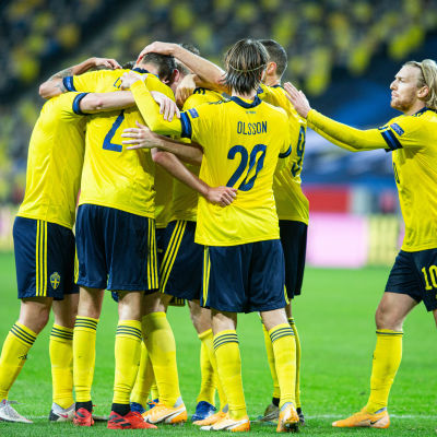 Svenska spelare firar.