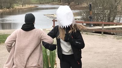 Syskonen anka dansar.