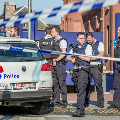 Poliser i Charleroi undersöker platsen där två av deras kolleger attackerades av en man med machete den 6 augusti 2016.