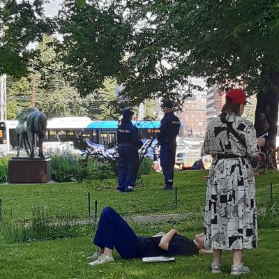 Två polisen vid sidan av demonstrationen.
