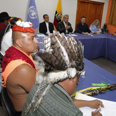 Ett förhandlingsbord; till vänster i bilden syns en delegation från landets urinvånare, i mitten landets president Lenin Moreno.