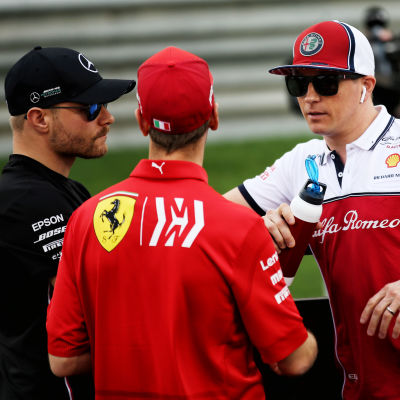 Valtteri Bottas, Sebastian Vettel och Kimi Räikkönen diskuterar.