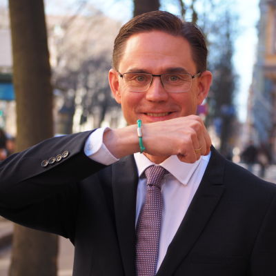 Jyrki Katainen bär på en stump fisknät runt sin handled.