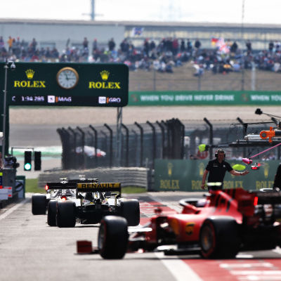 F1-bilar kör ut ur depån
