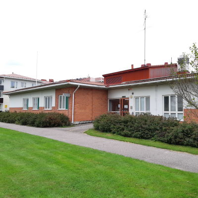 En byggnad i tegel som är Ingå hälsocentral.