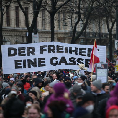 Tiotusentals demonstrerade mot obligatoriskt coronavaccinering i Wien, Österrike