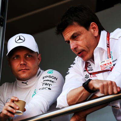 Valtteri Bottas i samspråk med Toto Wolff