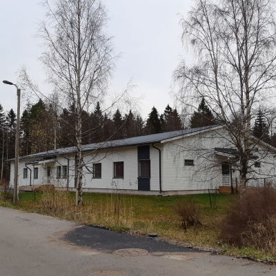 Ett vitt envåningshus som kan användas för att vårda invånare i Ingå.