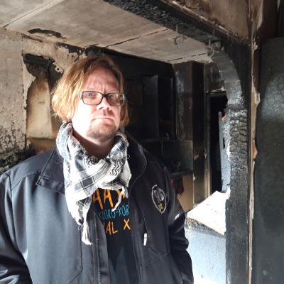 Marko Perälän kodin seinät ovat tulipalon jälkeen mustat. Kaikki omaisuus tuhoutui 3. lokakuuta tapahtuneessa kotikerrostalon palossa.