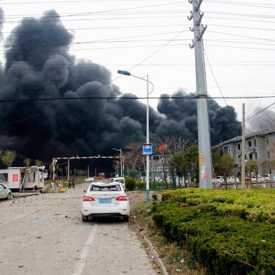 Svart rök kring kemikaliefabriken som exploderat i Yancheng, Kina.