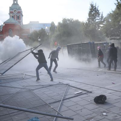 Upplopp i Stockholm i samband med det nynazistiska Svenskarnas partis möte. Personerna på bilden är enligt bildbyrån EPA motdemonstranter.