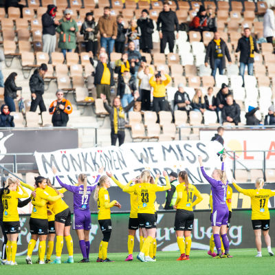 KuPS damer firar med fansen.