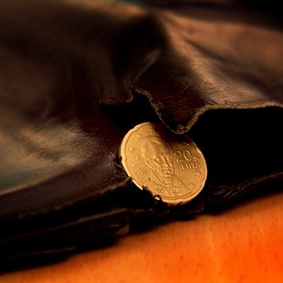 Ett grekiskt euromynt i en sliten plånbok