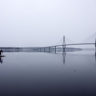 Vaasalainen Henriikka Järvinen SUP-laudalla Raippaluodon sillan kupeessa.