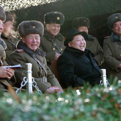 Pohjois-Korean uutistoimiston KCNA:n päiväämätön kuva maan johtajasta Kim Jong-unista ja armeijan johtohenkilöistä.