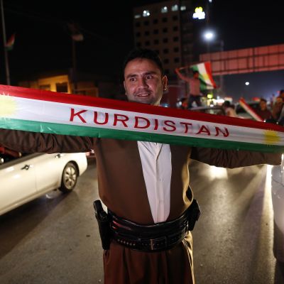 Kurder firar för att visa stöd för Kurdistans självständighetsomröstning.