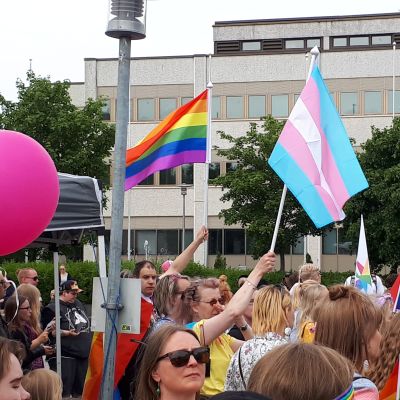 Regnbågsflaggor på Kokkola pride 2018.
