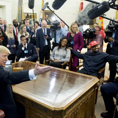 Kanye West puhui Valkoisessa talossa vaihtoehtoisista universumeista ja supervoimia antavasta lippalakista