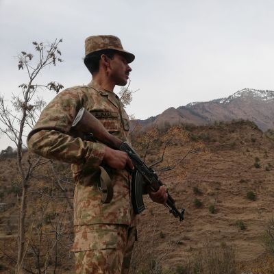 Pakistansk soldat patrullerar vid gränsen i det omstridda området Kashmir.