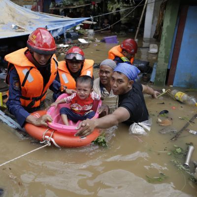 Räddningsoperation under översvämningar i Indonesiens huvudstad Jakarta. 