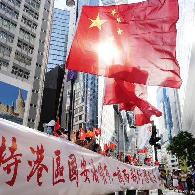 Liten demonstration firar nya nationella säkerhetslagen för Hongkong.