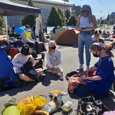 Fyra kvinnor som deltar i Elokapinas klimatprotest på Mannerheimvägen