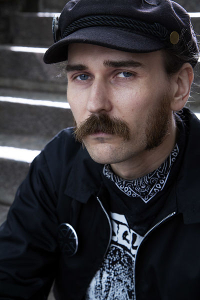 Ville Valavuo katsoo kulmien alta kohti kameraa lähikuvassa.