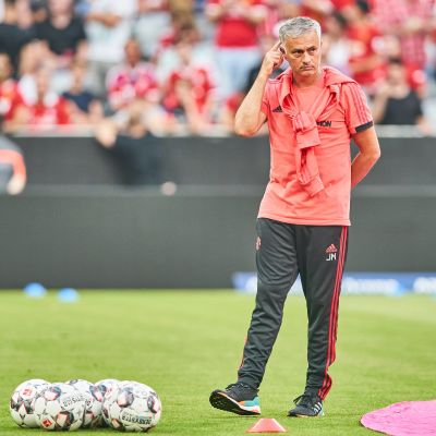 José Mourinho på gräset i samband en träningsmatch mot Bayern München.