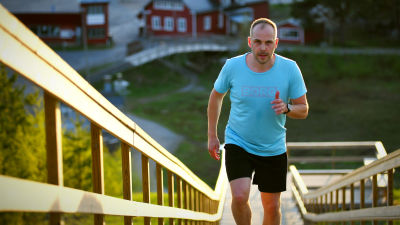 Martin löper upp för konditionstrapporna på Öjberget