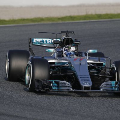 Grå Mercedes F1-bil under testvarv.