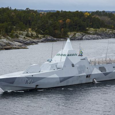 HMS Visby i den svenska skärgården.