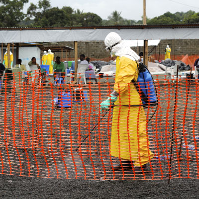 desinfektion pågår i ebolacentret i Monrovia
