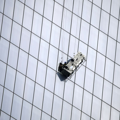 Fönstertvättare hjälplöst hängande på World Trade Centers fasad i New York.