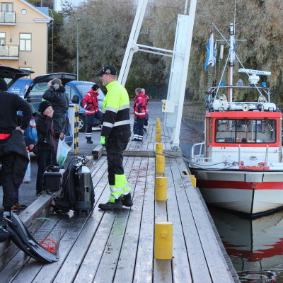 Ekenäs Sportdykare Piraya städade bottnen i gästhamnen.