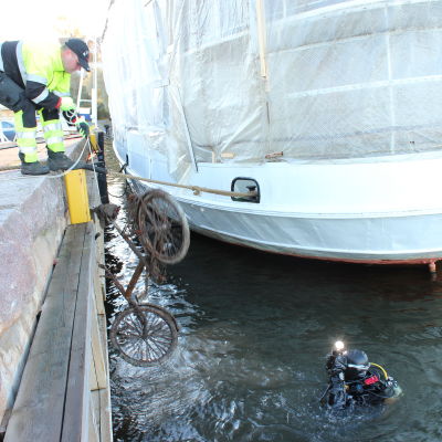 Den första cykeln av många hissas upp.