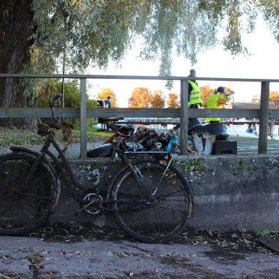 Varför cyklar så många under vattnet månne?