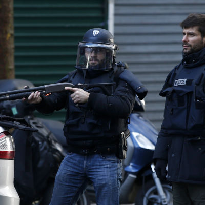 Parispolis sköt ihjäl terrormisstänkt utanför polisstation 7.1.2016
