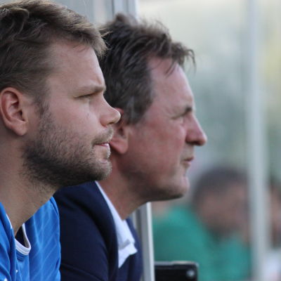Peter Lundberg och Pekka Lyyski i samarbete vid IFK:s bänk.