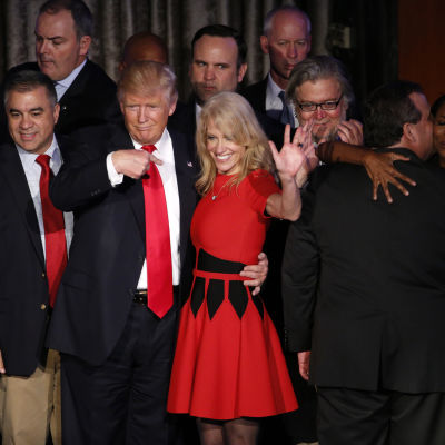 Donald Trump med sin kampanjchef Kellyanne Conway
