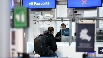 Ryska resenärer i passkontrollen på Helsingfors-Vanda flygplats.