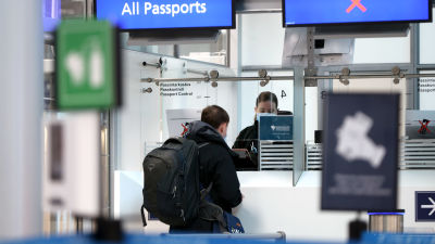 Passkontroll på Helsingfors-Vanda flygplats.