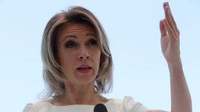 Rysslands utrikesministeriums talesperson Maria Zakharova gestikulerar.