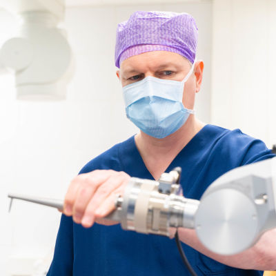 Neurokirurgiaan käytettävä leikkausrobotti Kuopion yliopistollisessa sairaalassa