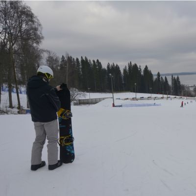 Lumilautailija Messilässä.