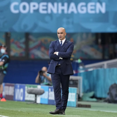 Roberto Martinez coachar vid sidlinjen.