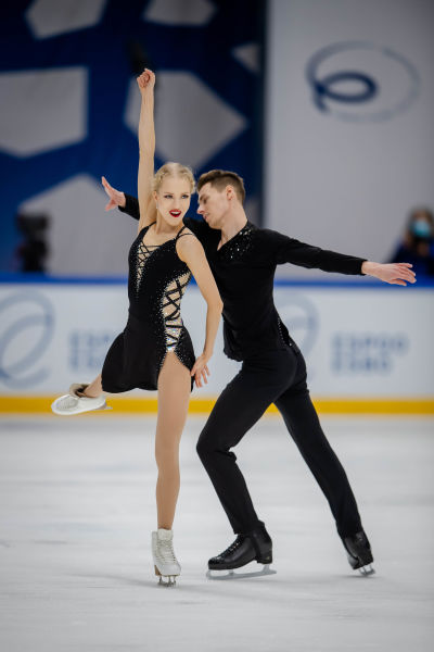 Juulia Turkkila och Matthias Versluis på is.