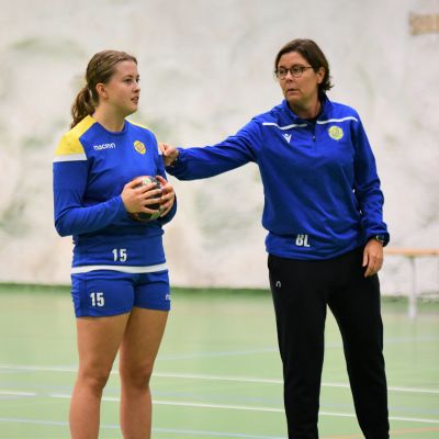 KyIFF-tränaren Mirgitta Lindholm uppmuntrar spelare Maja Sannholm under ett träningspass.