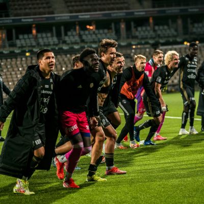 SJK-spelare tackar fansen på rad.