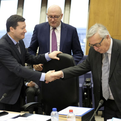 Martin Selmayr skakar hand med Jean-Claude Juncker
