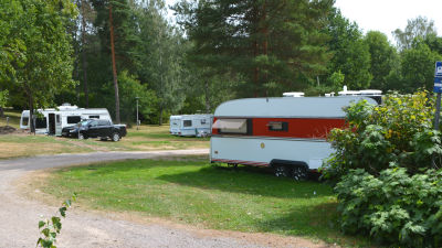 En parkeringsplats med flera husvagnar.